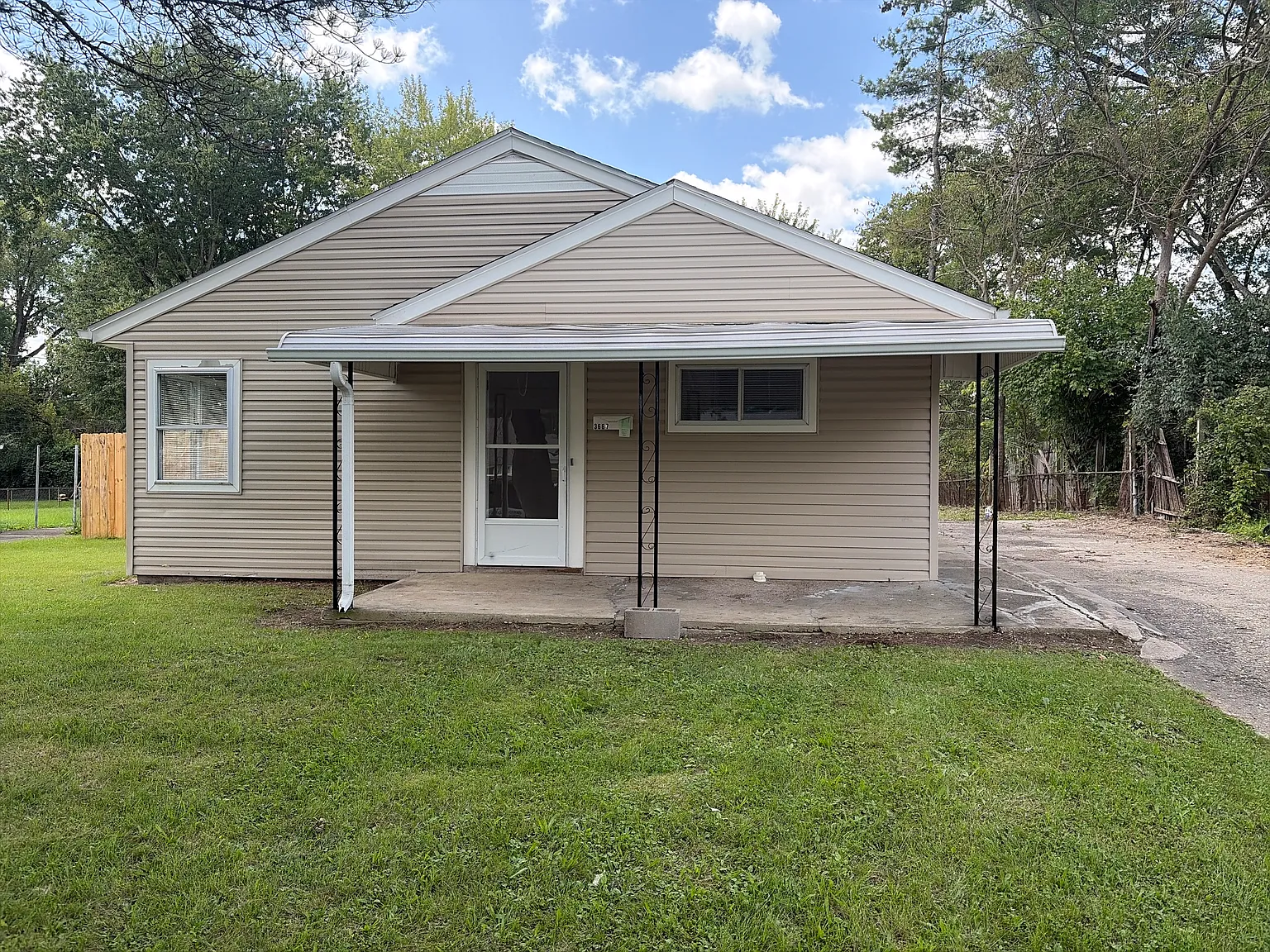 3 bed, 1054 sqft, $1,200 — Photo 1