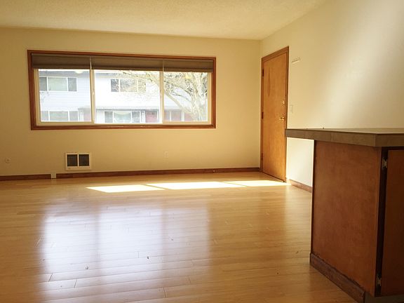 2nd image of 1427-1429 NE Hancock St #1427-4