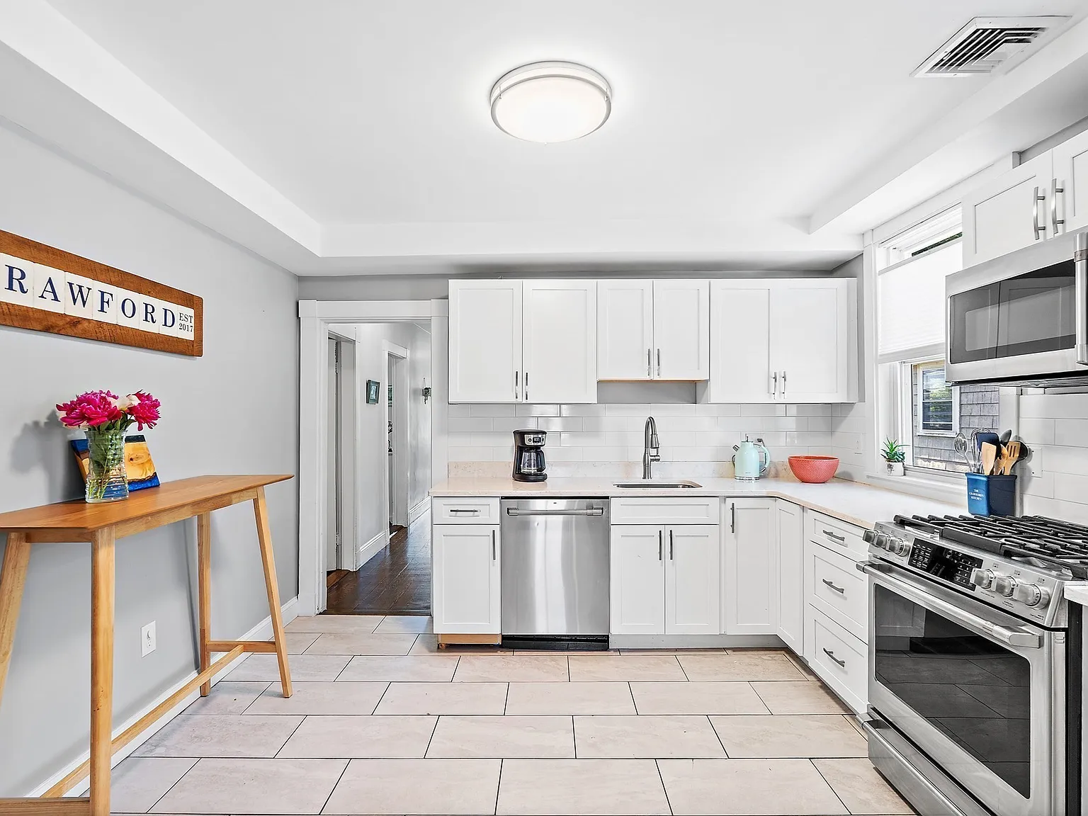 4 bed, 2.0 bath, 1940 sqft, $4,200 — Photo 3