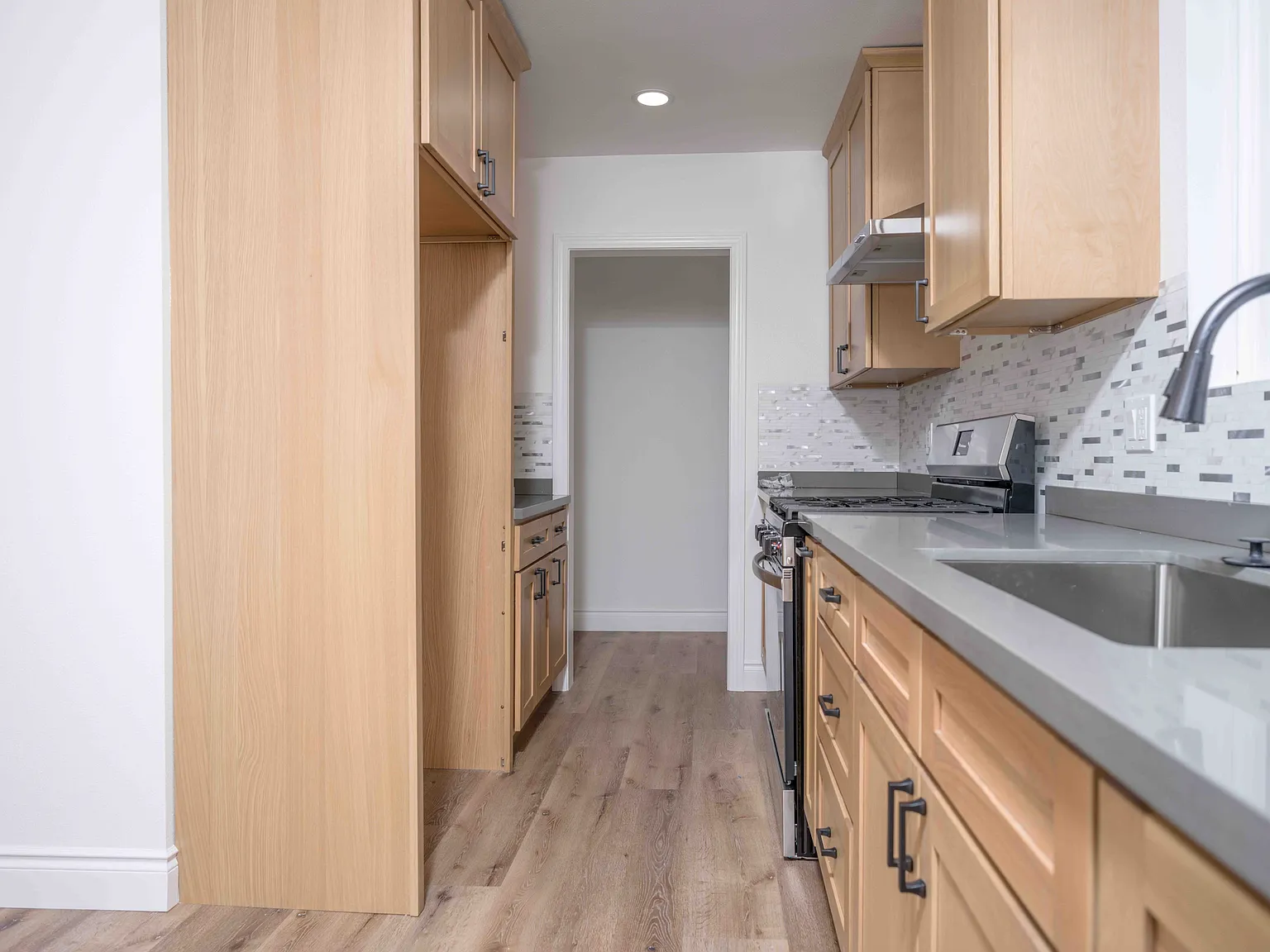 3 bed, 1180 sqft, $3,395 — Photo 3