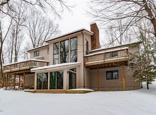 7165 Hawthorn Valley Ave, Kalamazoo, MI 49009