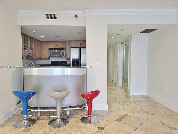 4th image of 555 NE 15th St APT 33D