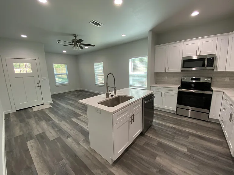 505 W Walker St #10 — Photo 2