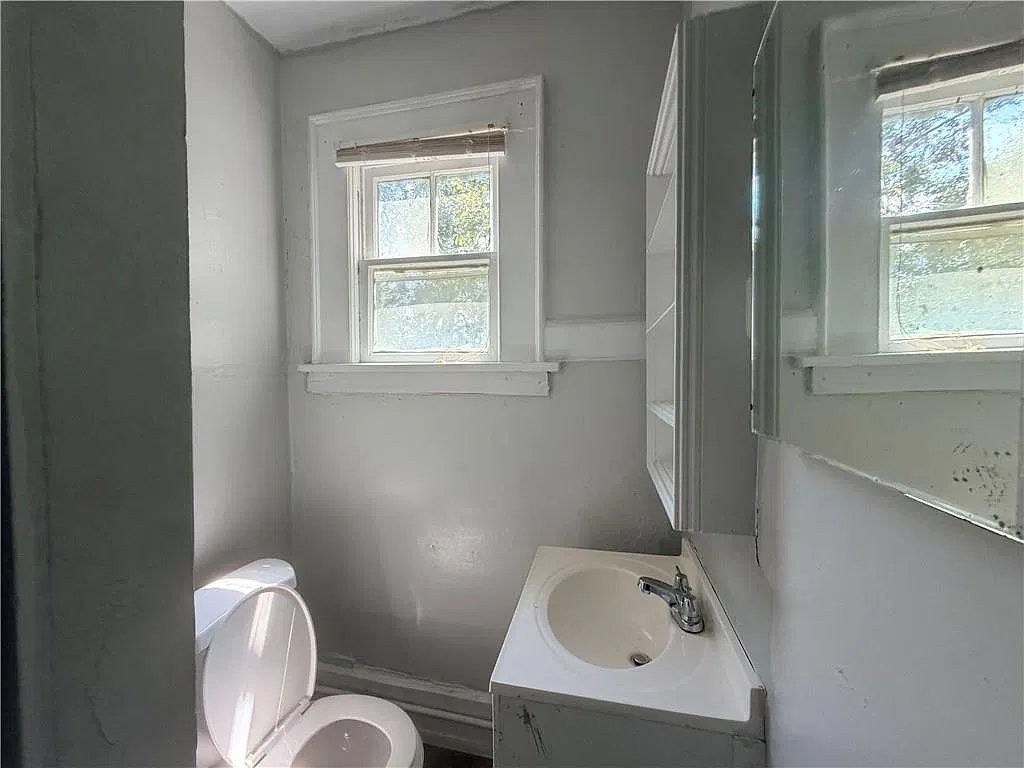 3 bed, 1.0 bath, 2454 sqft, $1,100 — Photo 3