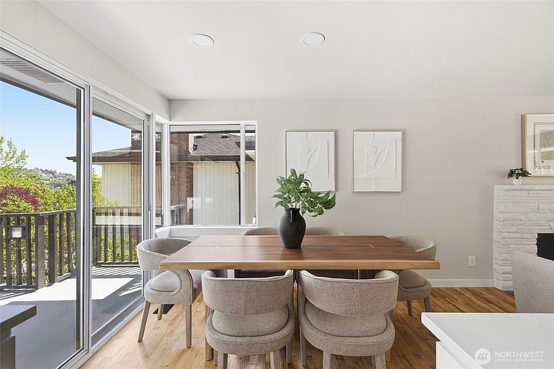 4th image of 2830 23rd Avenue W