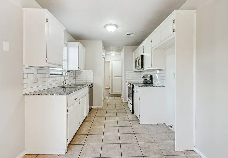 12225 SW 14th St — Photo 4