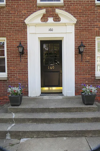 Williamsburg Court Apartments — Photo 2