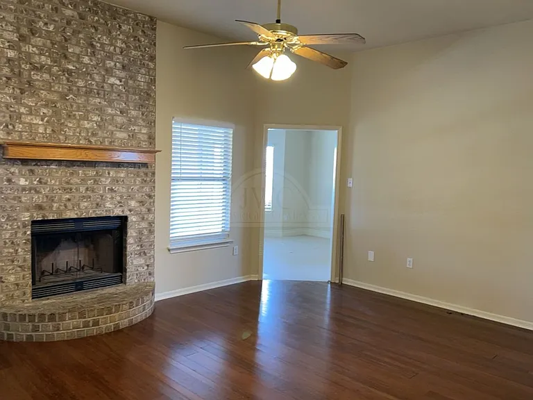 3906 Lone Oak Dr — Photo 2