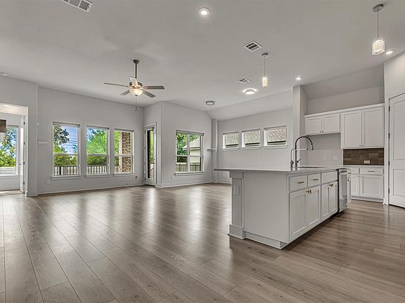 5th image of 225 Belford St