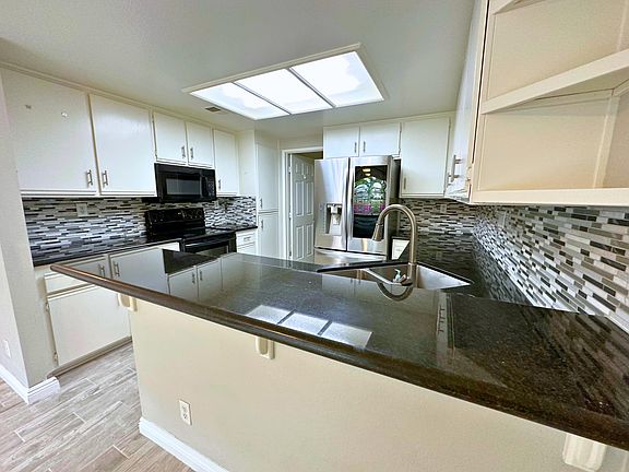 5th image of 303 Deerfield Ave