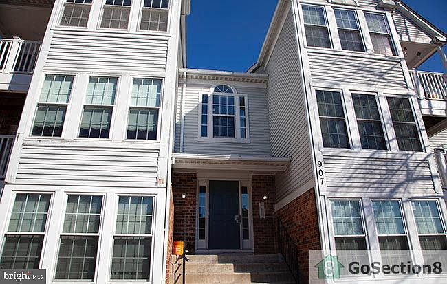 1st image of 907 Woodbridge Ct
