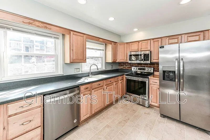 3 bed, 2.5 bath, 1815 sqft, $3,400 — Photo 4
