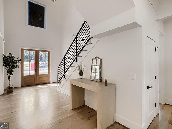 4th image of 932 Cooper Rd