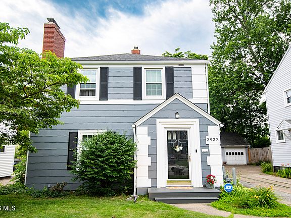 3rd image of 2923 Sherbrooke Rd