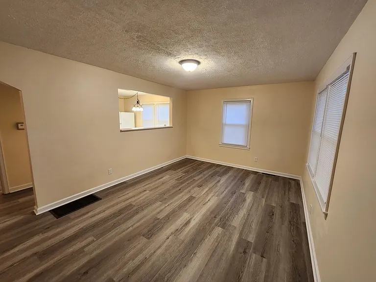 1726 Sonne Ave — Photo 2