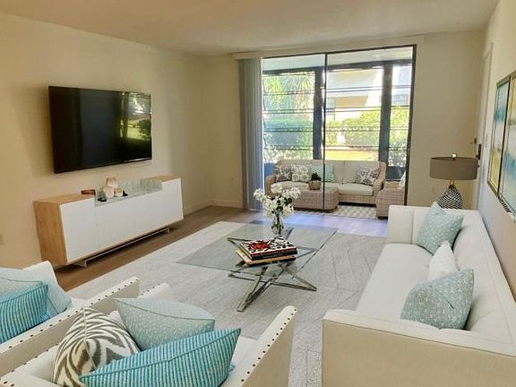 Family room to outside lanai.