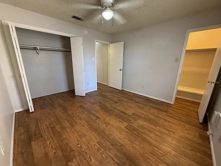 2105 S Loop 289 — Photo 6