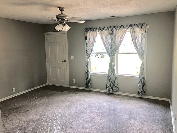 Living Room appr 15'x13'