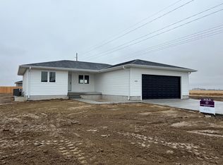 626 7th St, Phillips, NE 68865