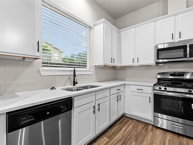 2511 Des Chaumes St — Photo 6