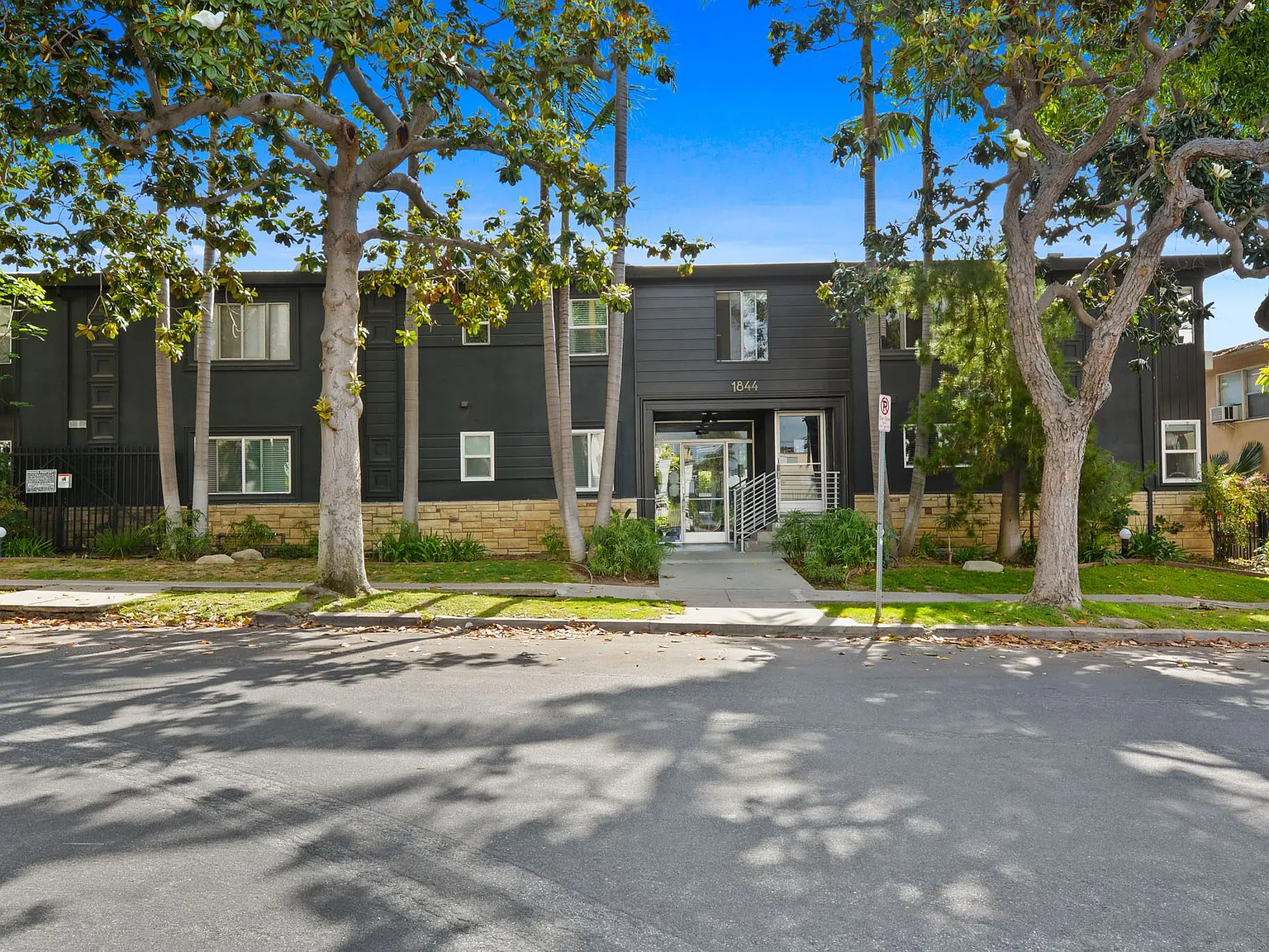 1844-1850 North Harvard — Photo 1