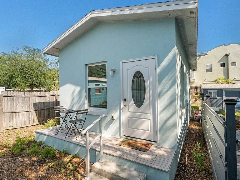 548 Bay St — Photo 11