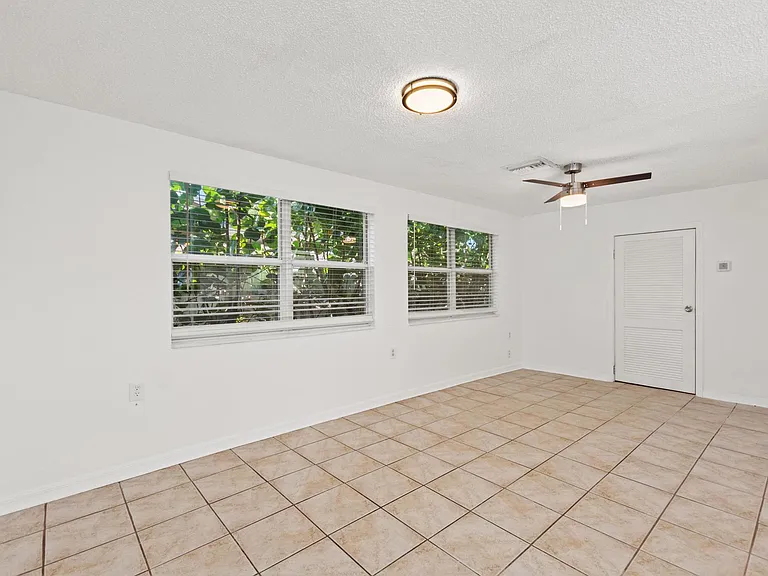 2207 S Lincoln Ave — Photo 16