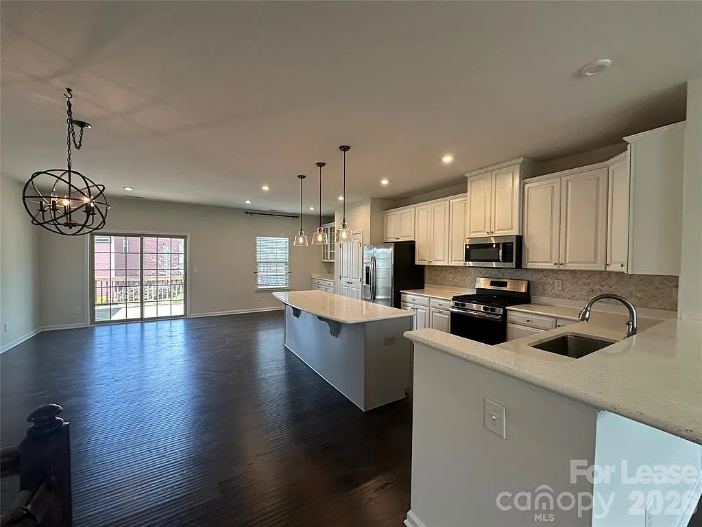 3 bed, 2.5 bath, 2344 sqft, $2,400 — Photo 4
