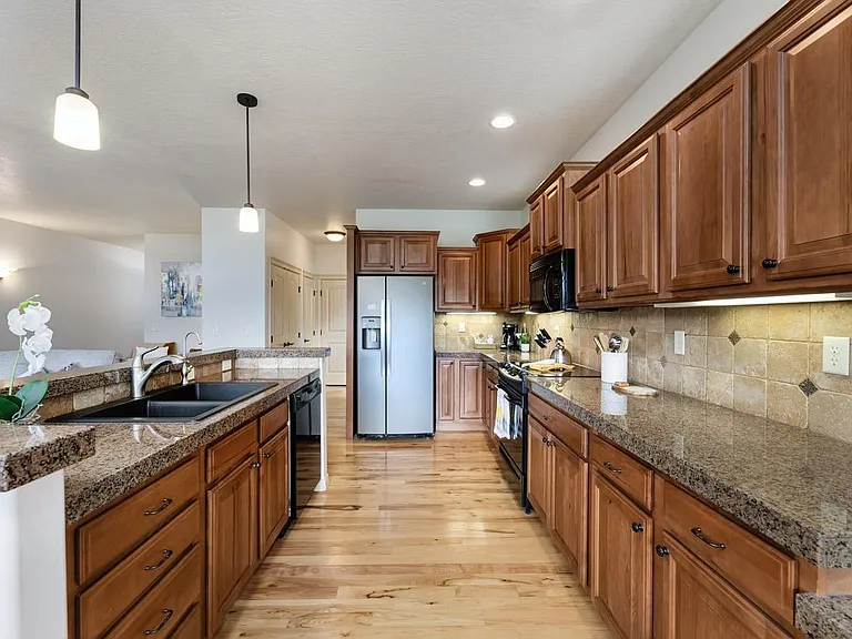 2590 S Legal Ave — Photo 4