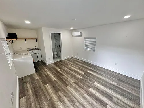 555 NE 70th St #STUDIO Photo 1
