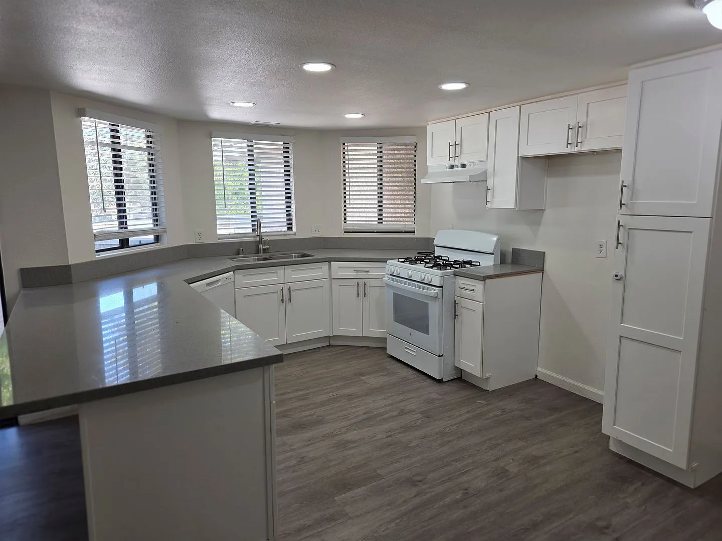 Ventura 2+1 Upper level apartment w/ 1-Car Garage — Photo 2
