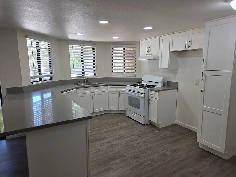 1161 Johnson Dr #O — Photo 2
