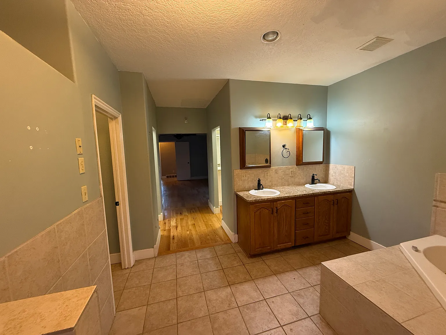 6 bed, 4.5 bath, 5715 sqft, $4,100 — Photo 2