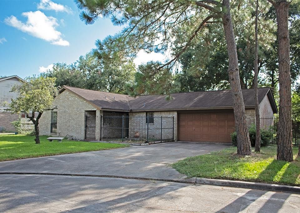 1st image of 10 Holly Ln