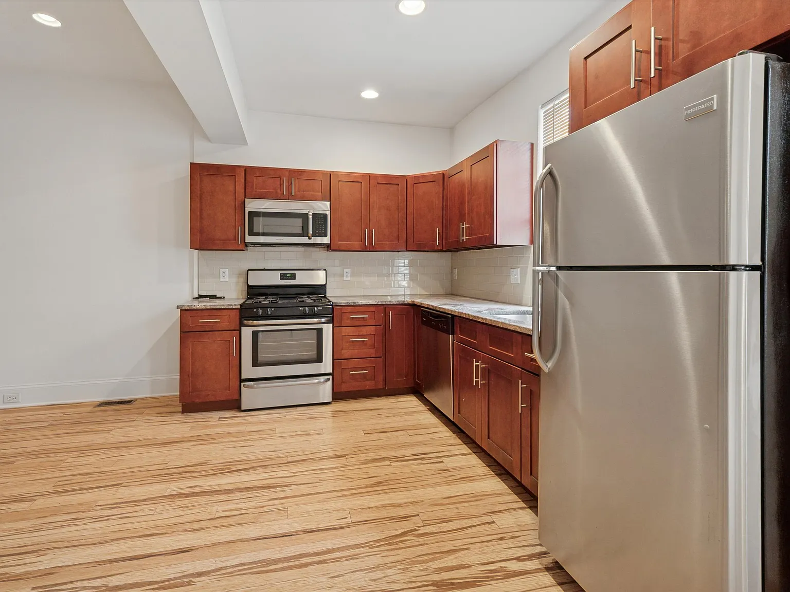 2 bed, 900 sqft, $1,750 — Photo 3