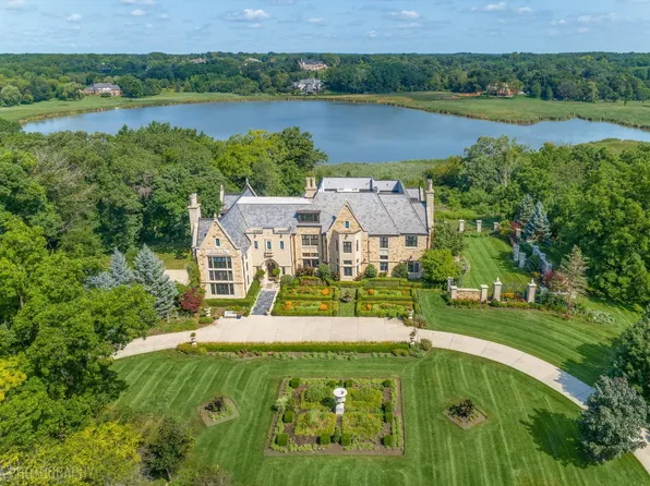 10 Goose Lake Dr, Barrington Hills, IL 60010
