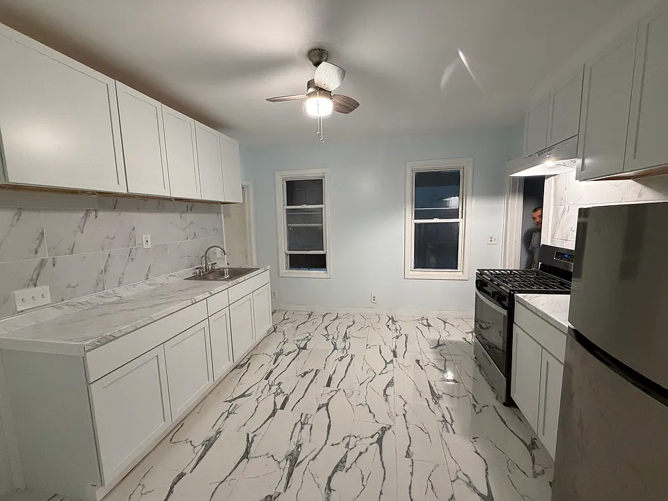 2484 Main St #2