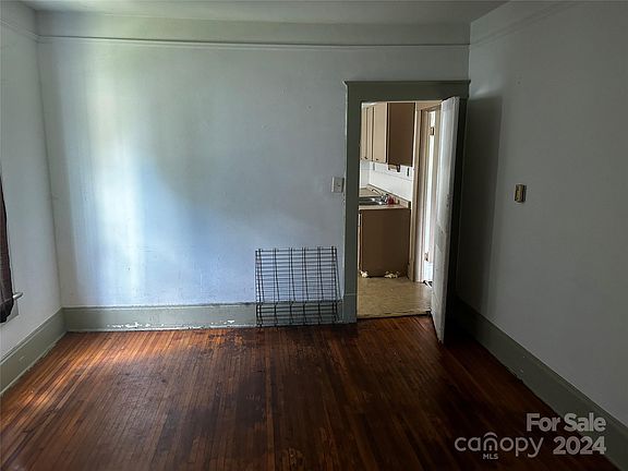 4th image of 212 E 11th St