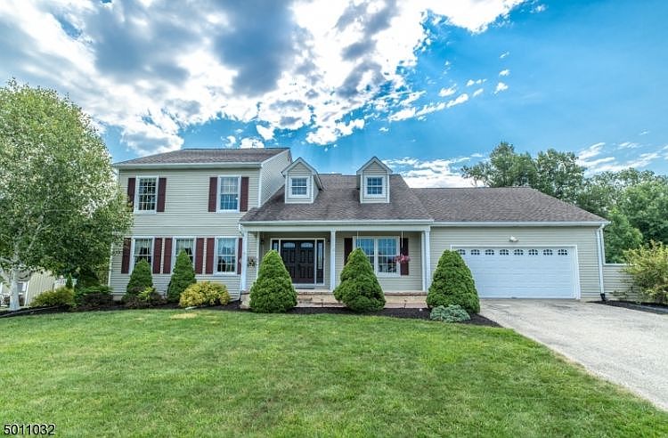 1st image of 12 Fieldstone Dr