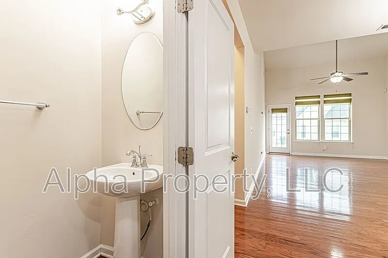 3 bed, 2.5 bath, 2464 sqft, $1,800 — Photo 4