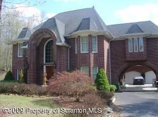 19 Emerson Dr, Moosic, PA 18507