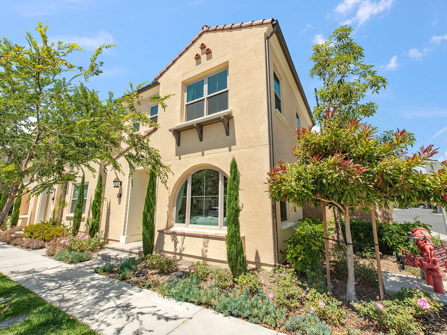 3 bed, 3.5 bath, 2140 sqft, $5,500 — Photo 3