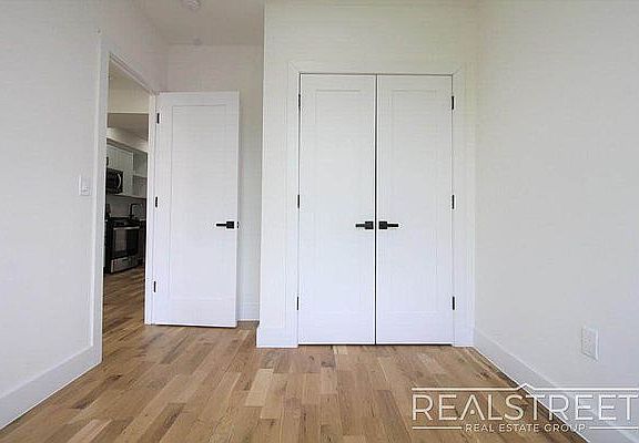 5th image of 146 Sumpter St #2