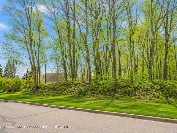 6285 Heathfield Dr, East Lansing, MI 48823