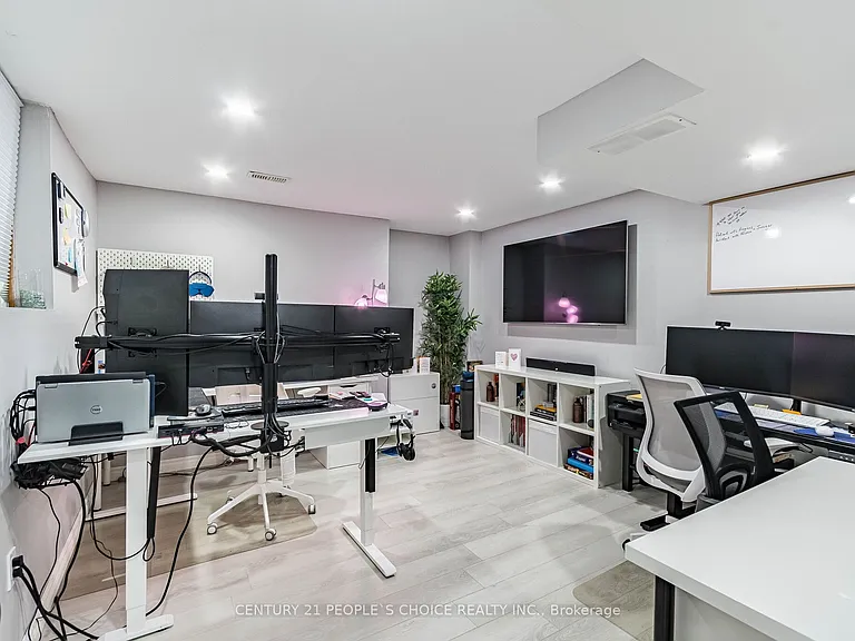 147 Garinger Cres — Photo 1