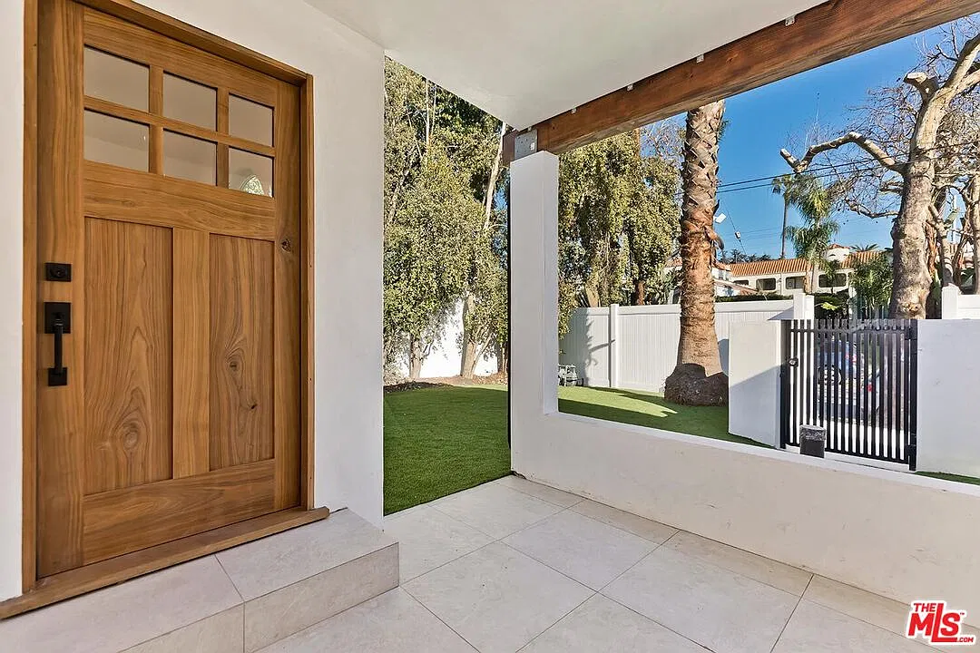 3 bed, 2.0 bath, 1200 sqft, $5,300 — Photo 2