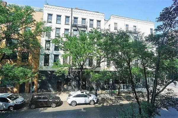 Rented by Universal Realty Group | media 8