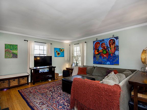 4th image of 704 Twyckenham Dr
