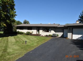 8041 E Hilltop Ct, Winnebago, IL 61088