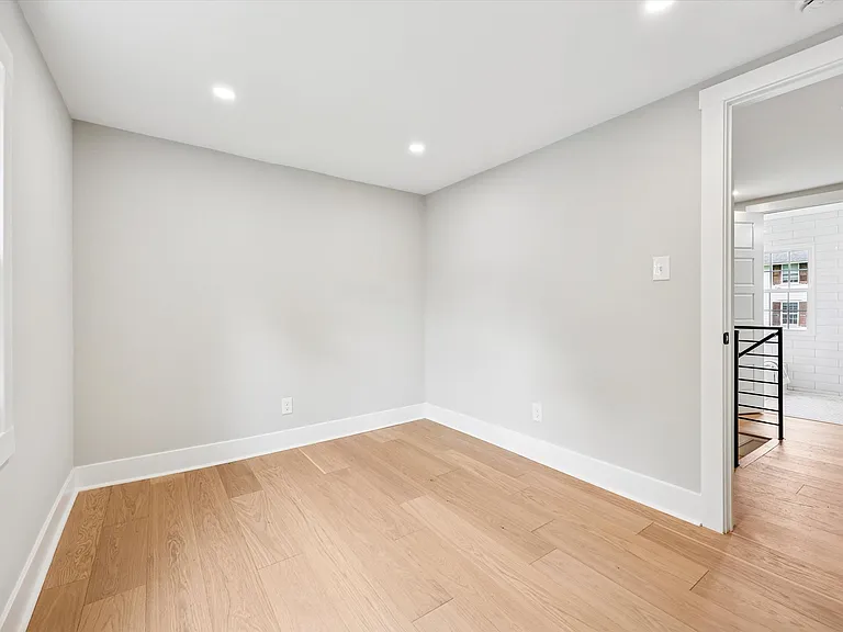 218 Biddulph Rd — Photo 56
